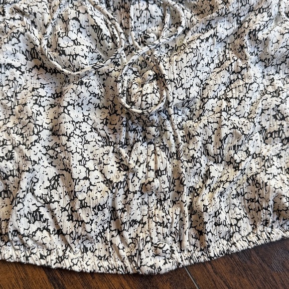 NWT Volcom Bae Bae Doll Black and White Floral Tie Top Tube Top size large (A18) - Picture 3 of 5